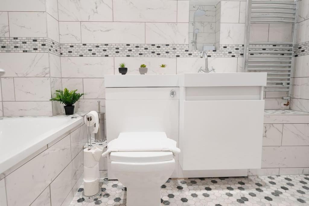 Prenton House, 3Br Close To Liverpool 버컨헤드 외부 사진