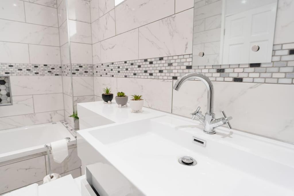 Prenton House, 3Br Close To Liverpool 버컨헤드 외부 사진